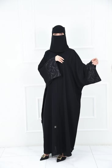 نص بشت أسود مع أسوارة كم دانتيل تركي