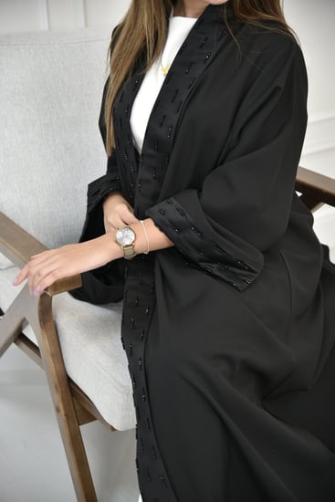 عباية كريب بياقة مطرزة وأكمام فريدة
