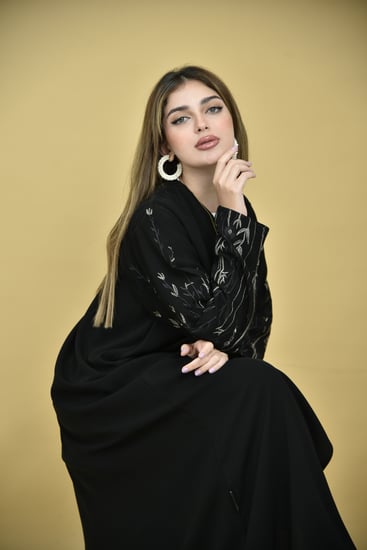 عباية ملكي بتفاصيل تطريز ذهبي وأسود