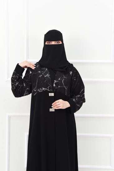 عباية بتفاصيل شمواه مع إكسسوارات مميزة