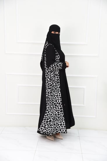 عباية كريب بتفاصيل منقطة أنيقة على الجوانب والأكمام