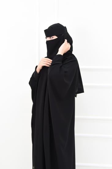 عباية بشت سادة بأكمام مقلوبة