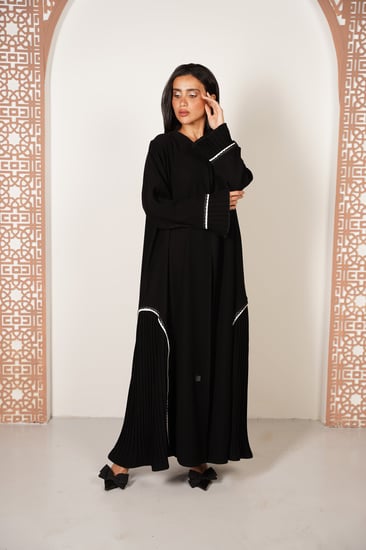 عباية بتفاصيل كسرات وتحديد أبيض مع كلفة