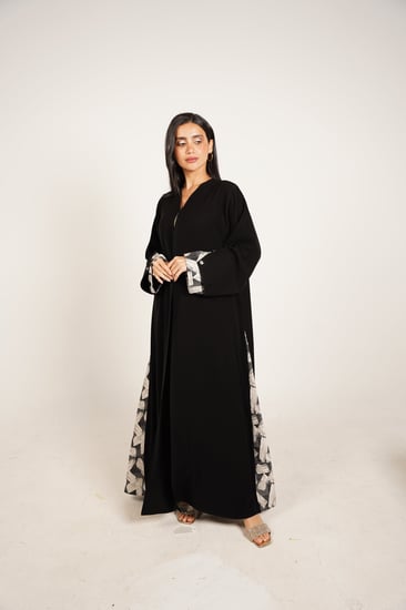 عباية سوداء بتدخيلات ملونة