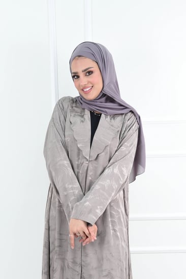 عباية بيج بنقشات ذهبية بتصميم كول شال أنيق