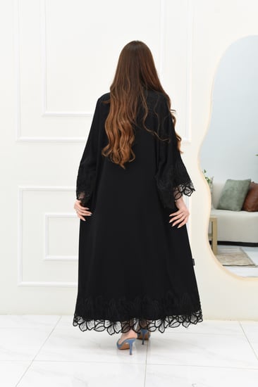 عباية ناعمة بتفاصيل دانتيل مطرز