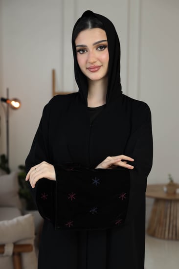 عباية عملية كريب بأكمام مخمل مطرزة