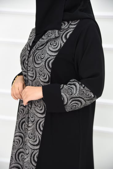 عباية تايجر بتركيبة قماش مشجر على الصدر والأكمام