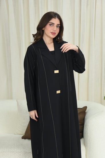 عباية انيقة مزينة بإكسسوارات وتطريز بيج