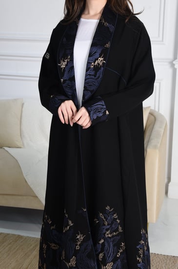 عباية سوداء مفتوحة مطرزة باللون الكحلي والذهبي