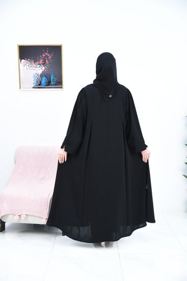 عباية سادة مع كسرات وأزرار ملبسة