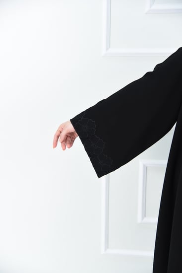 عباية كريب بقصة كلوش وتطريز فاخر على الاكمام