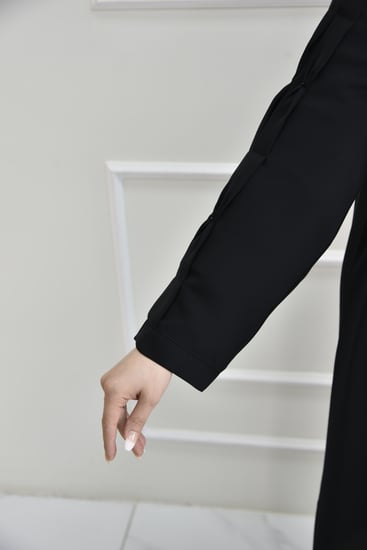 عباية مناسبات بكسرات مطرزة تزين جانب العباية والأكمام