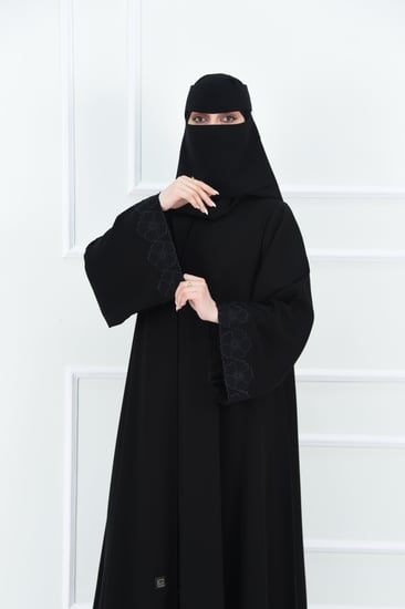 عباية كريب بقصة كلوش وتطريز فاخر على الاكمام