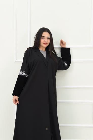 عباية كريب انيقة بأكمام مخمل