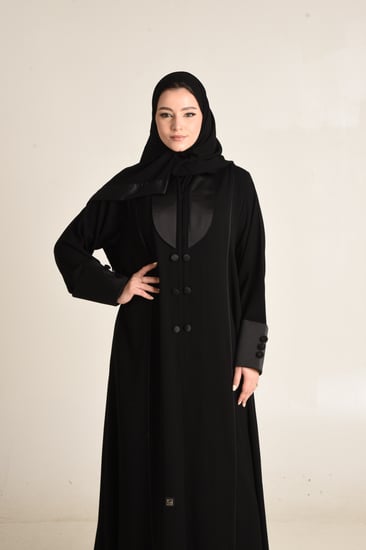 عباية كلوش بتفاصيل مميزة في الصدر والياقة والكم