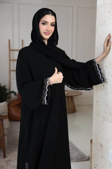 عباية سوداء بتطريز فيستون أقواس فضي وبني على الأكمام والجوانب
