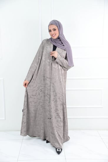 عباية بيج بنقشات ذهبية بتصميم كول شال أنيق
