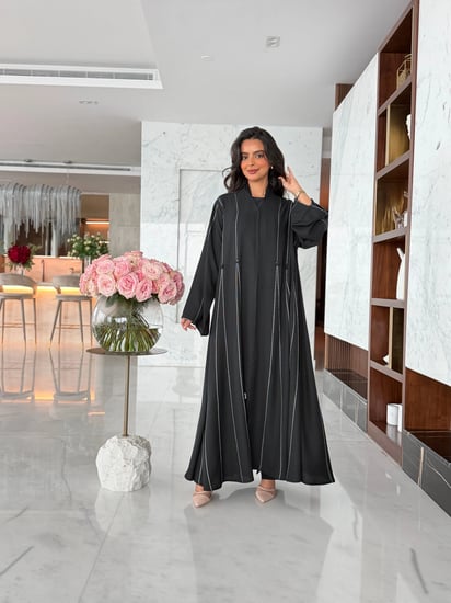 عباية كاجوال عملية بخطوط بيضاء