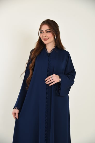 عباية بلون كحلي أنيقة بتفاصيل لوكسة على الحواف