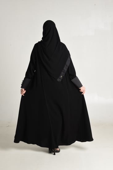 عباية كلوش بتفاصيل مميزة في الصدر والياقة والكم