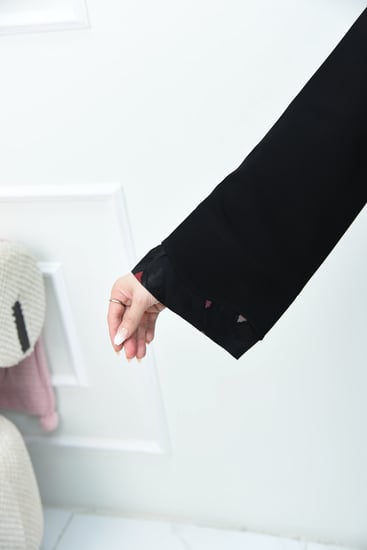 عباية كريب بتركيبة جاكار تركي ولمسات منحنيات أنيقة