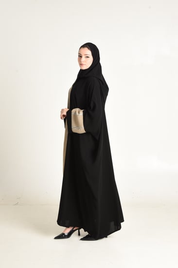 عباية بمزيج متناغم من الأسود والبيج بستايل نصف بشت