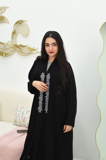 عباية أنيقة مزينة بالفضي