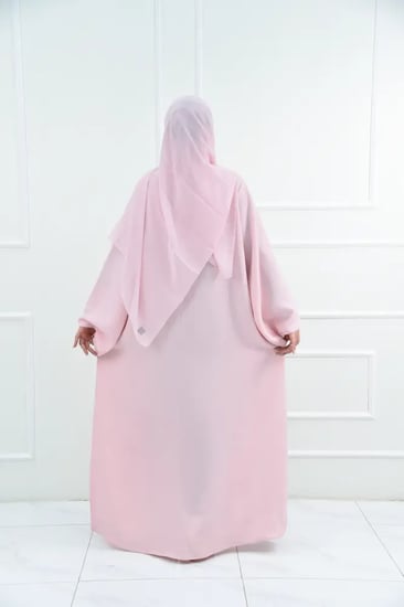 عباية وردي كاجوال بقماش فوكر