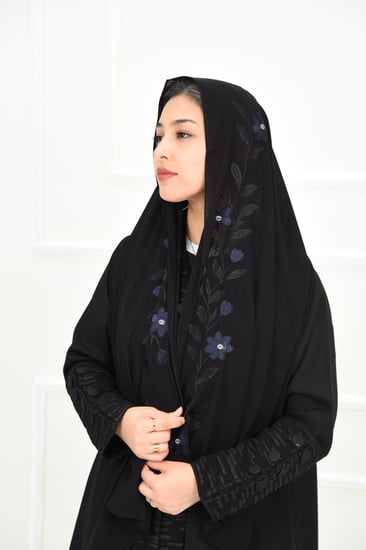 طرحة سوداء  بتطريز أسود وكحلي مع ذهبي