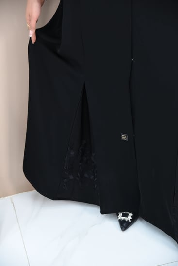 عباية نواعم سوداء مع كسرات وتطريز ورود