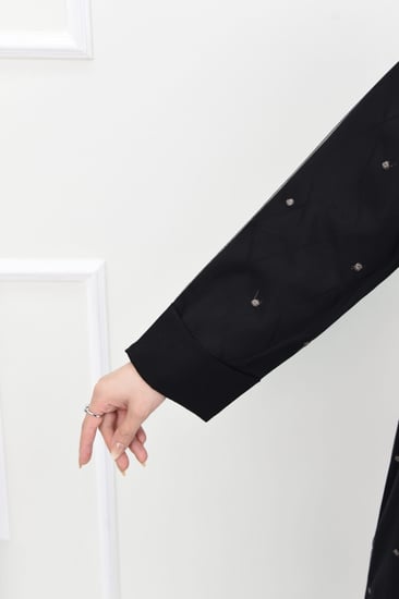 عباية جاكار مزينة بدانتيل مطرز بالذهبي