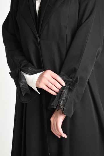 عباية ناعمة بكسرتين وتزيين فيونكة على الأكمام المفتوحة