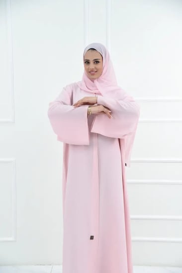 عباية وردي كاجوال بقماش فوكر