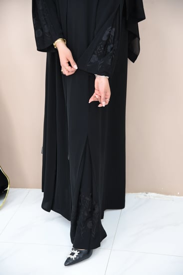 عباية نواعم سوداء مع كسرات وتطريز ورود