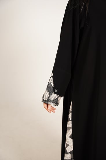 عباية سوداء بتدخيلات ملونة