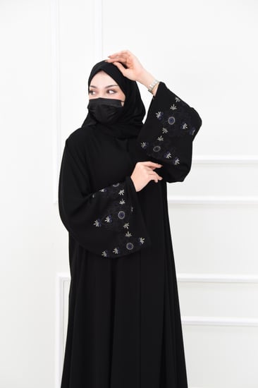 عباية كريب ملكي بتفاصيل تطريز ذهبي وكحلي على الكم