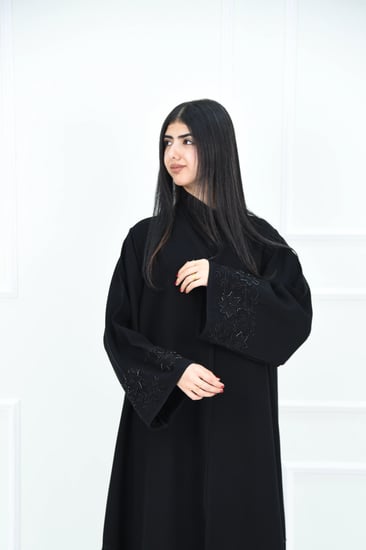 عباية بتطريز نجوم بتفاصيل ناعمة