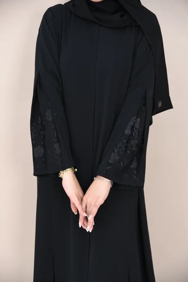 عباية نواعم سوداء مع كسرات وتطريز ورود
