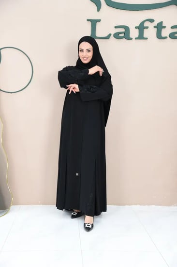 عباية نواعم سوداء مع كسرات وتطريز ورود