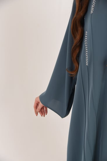 عباية بلون اخضر ناعمة بتطريز شك أنيق على الصدر والأكمام