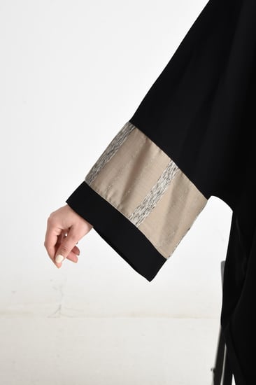 عباية بمزيج متناغم من الأسود والبيج بستايل نصف بشت