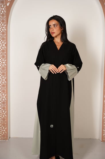 عباية انيقة بتدخيلة قماش أخضر باستيلي على الجوانب والاكمام