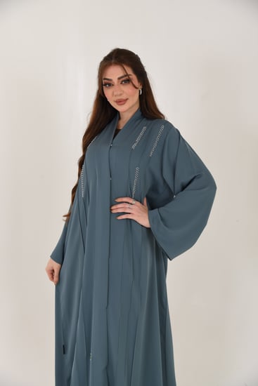 عباية بلون اخضر ناعمة بتطريز شك أنيق على الصدر والأكمام