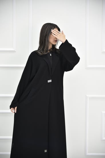 عباية حنين كاجوال مع أكسسوار طقطق مستطيل فخم