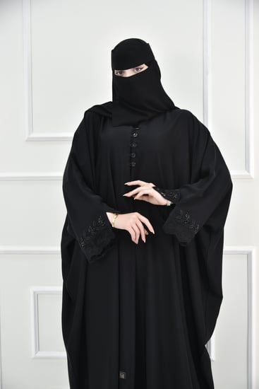 عباية نص بشت بتفاصيل دانتيل وتطريز على الأكمام