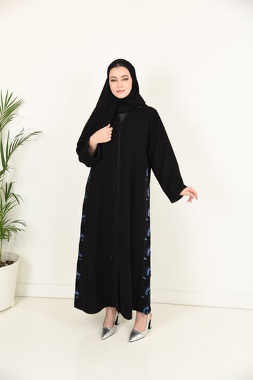 عباية بتطريز كمبيوتر جانبي والكم عادي