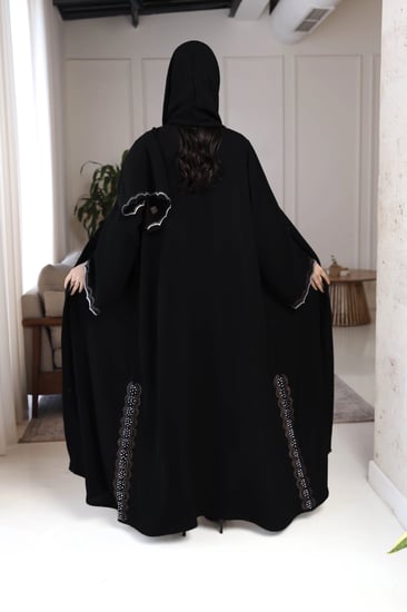 عباية سوداء بتطريز فيستون أقواس فضي وبني على الأكمام والجوانب