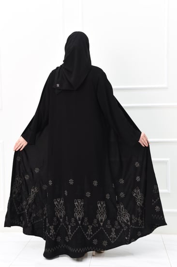 عباية بتفاصيل تطريز ذهبي وأسود