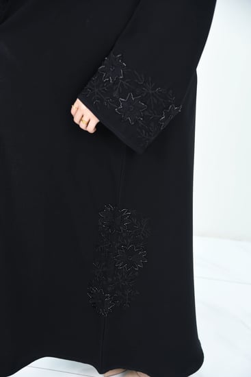 عباية بتطريز نجوم بتفاصيل ناعمة
